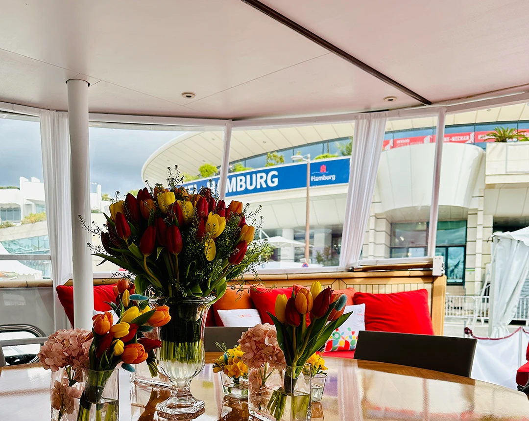 "Location bateau ILTM 2026 Cannes - Yacht de luxe amarré au port de Cannes devant le Palais des Festivals pendant l'International Luxury Travel Market avec branding premium personnalisé"