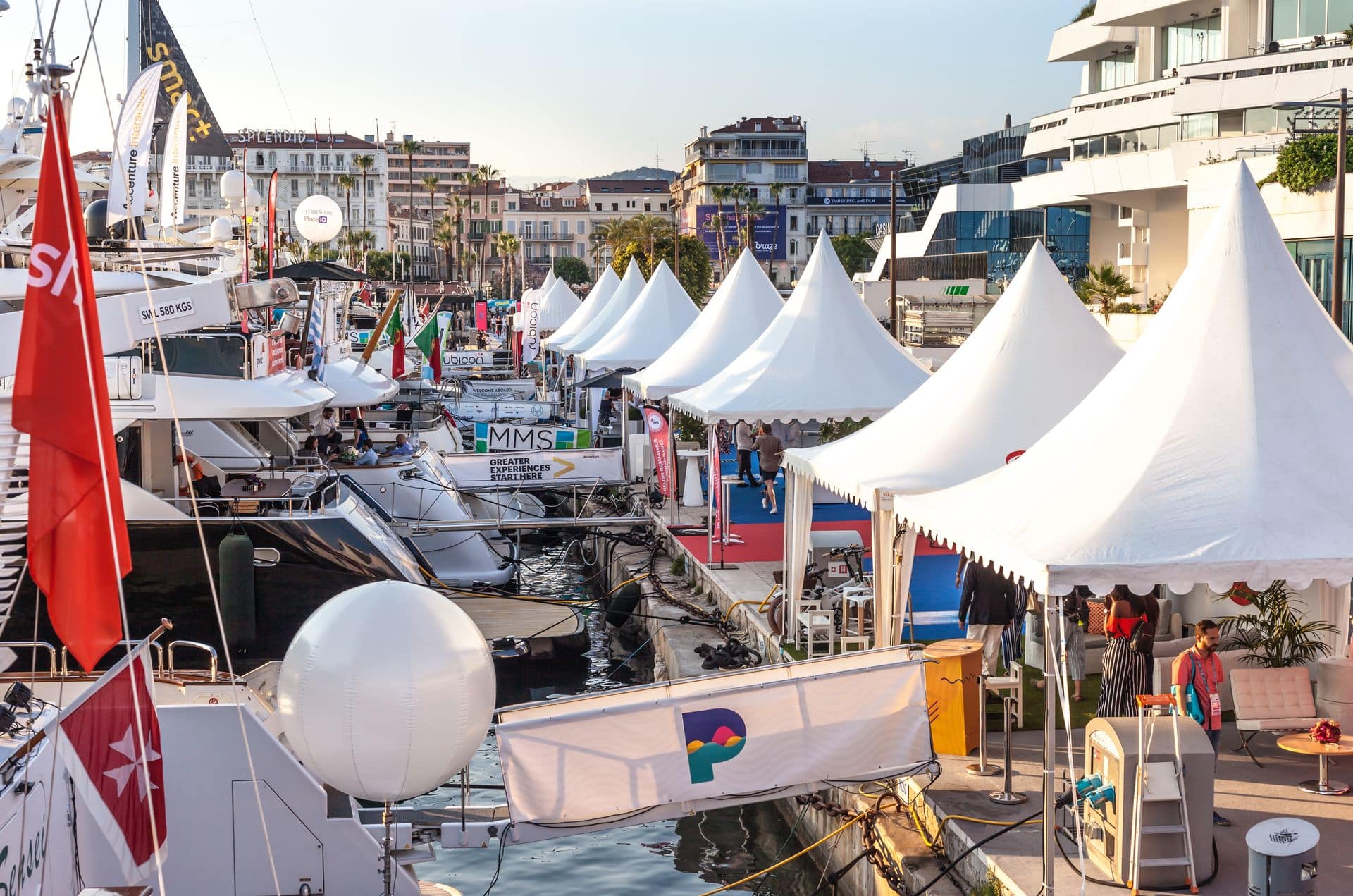 Location yacht Cannes congrès - yacht de luxe privatif amarré au Port de Cannes avec vue panoramique sur le Palais des Festivals pour exposants et professionnels