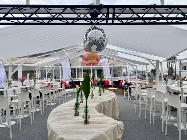 Location bateau MIPIM  : service à table