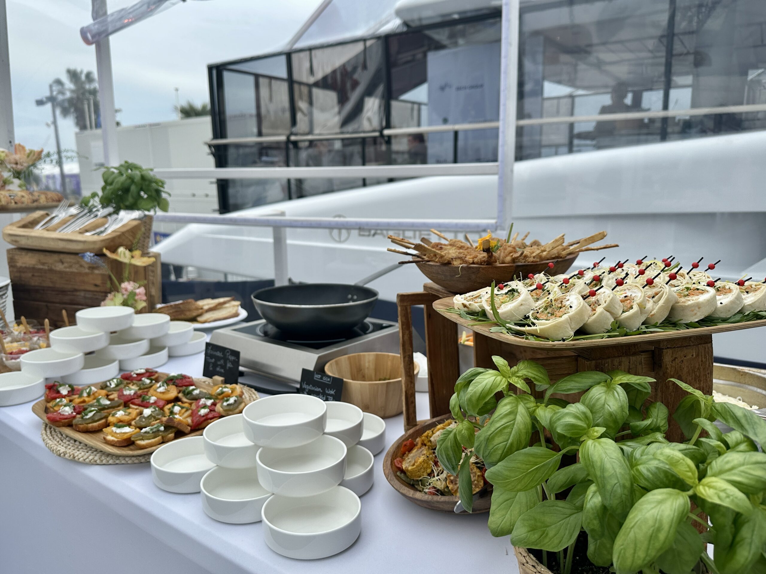 Traiteur yacht Cannes congrès - restauration gastronomique professionnelle cocktails dîners chef étoilé bars premium champagne pour événements MIPIM MIPCOM Festival au Port de Cannes