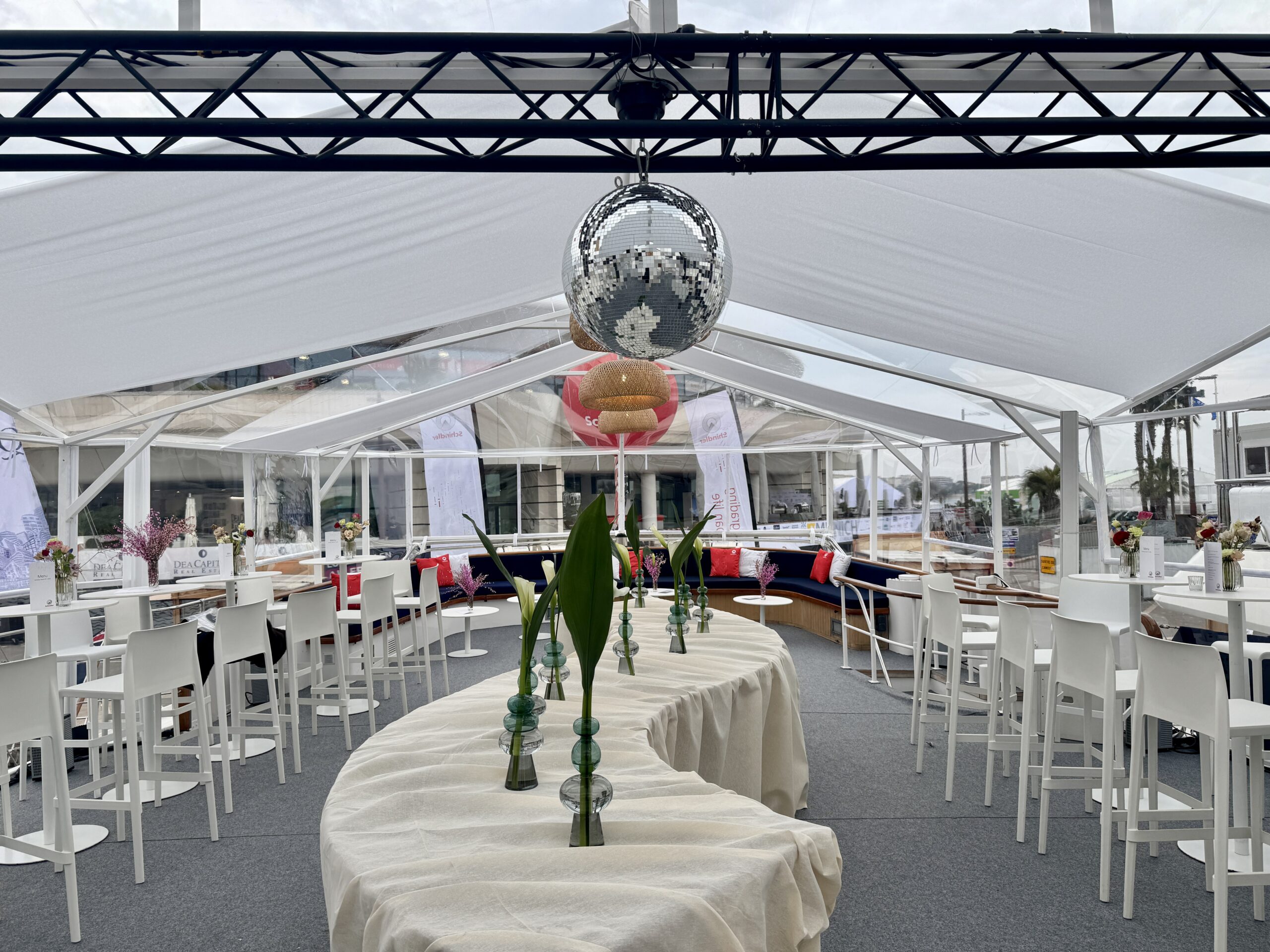 Brief sourcing yacht corporate Cannes - pont d'un yacht aménagé en espace de réception pour un événement B2B pendant un congrès au Palais des Festivals, illustrant la méthodologie pour rédiger un brief de sourcing yacht corporate