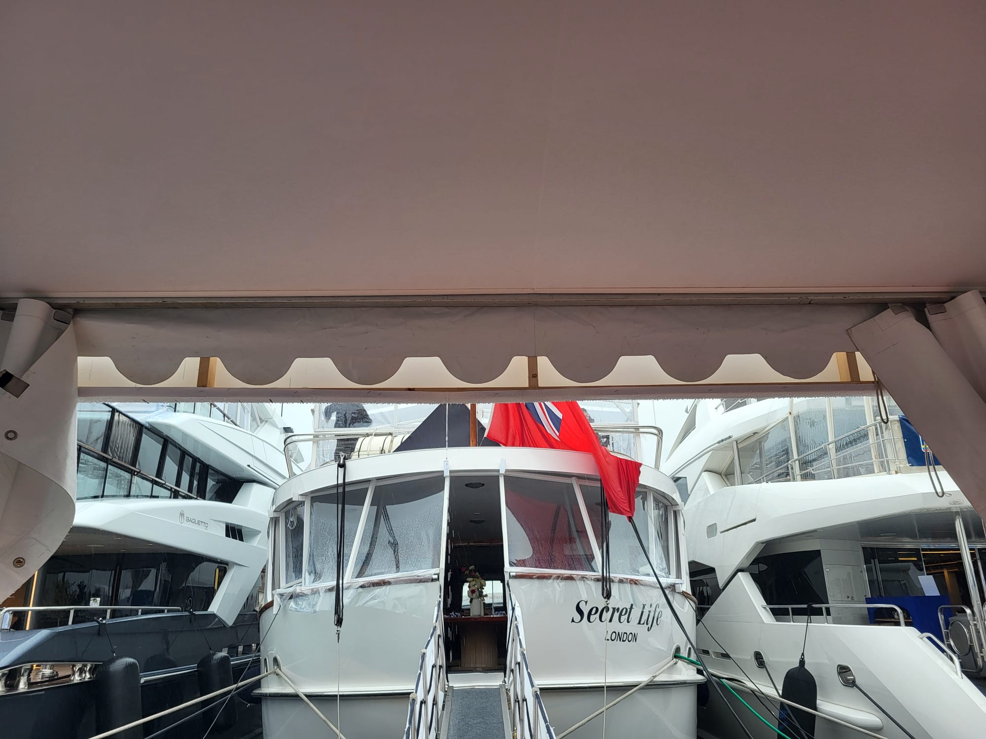 amarrage yacht Cannes Lions - yachts corporate alignés bord à bord sur le quai face au Palais des Festivals pendant le festival, illustrant le périmètre de la Yacht Row
