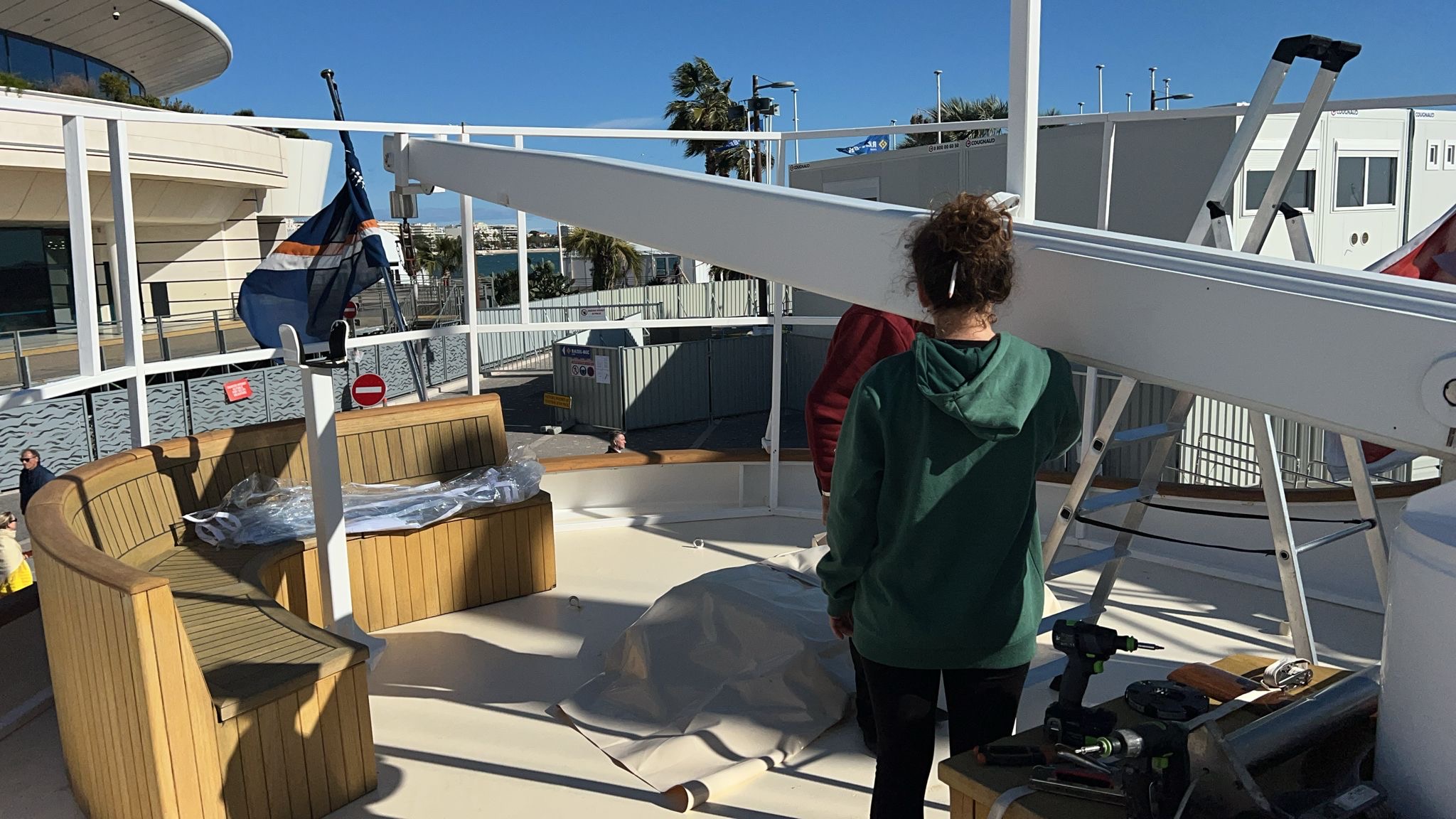 ce package officiel - pont d'un yacht aménagé au port du Palais des Festivals, illustrant la nouvelle formule officielle d'amarrage yacht pendant le festival Cannes Lions