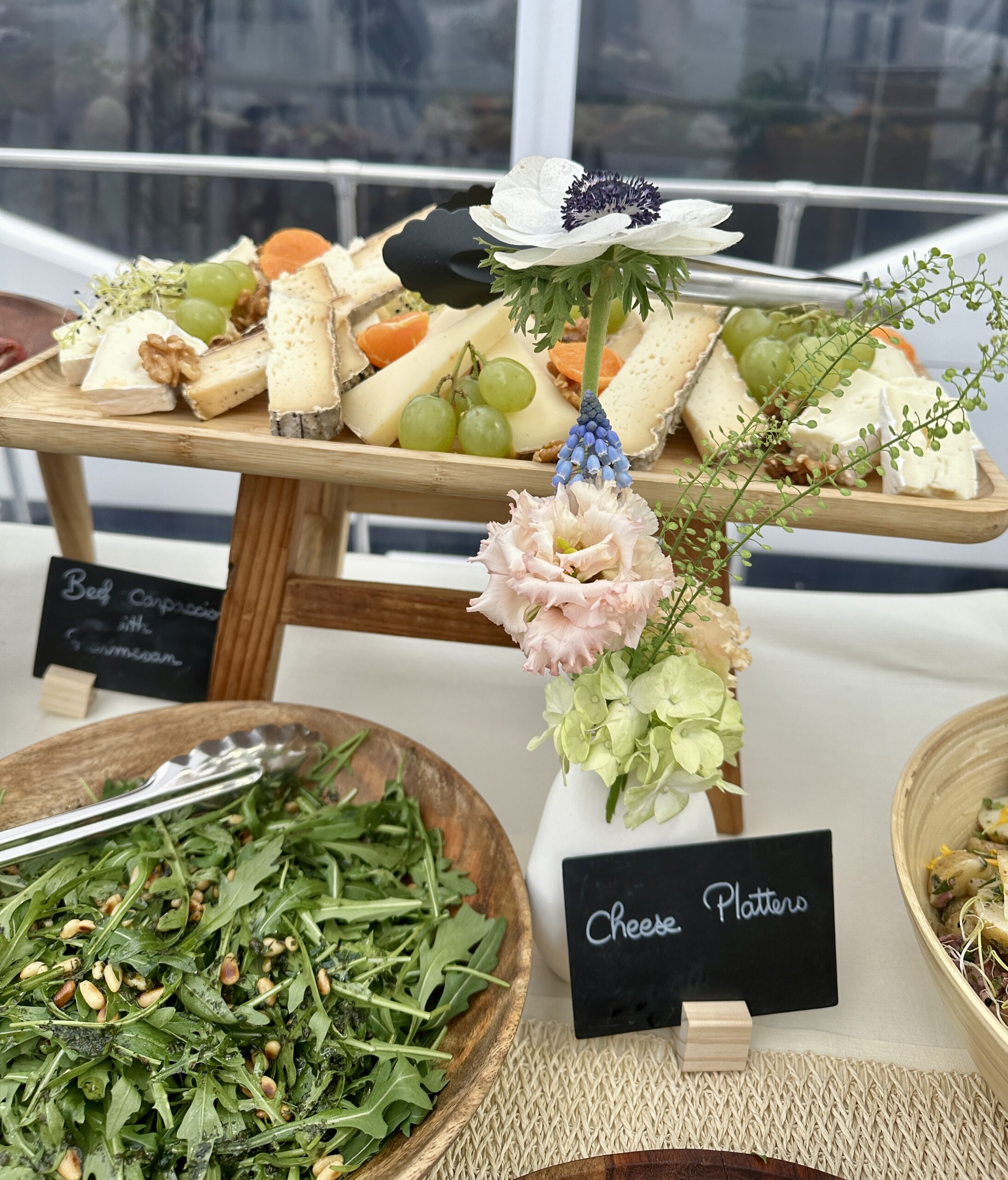 Yacht événementiel Cannes : table de réception dressée à bord avec vue sur le Port de Cannes pendant un congrès
