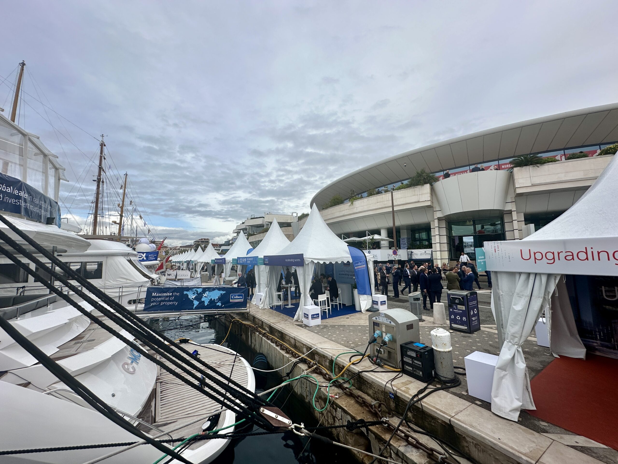 Budget yacht congrès Cannes — salon intérieur d'un yacht corporate aménagé pour réunion et réception professionnelle