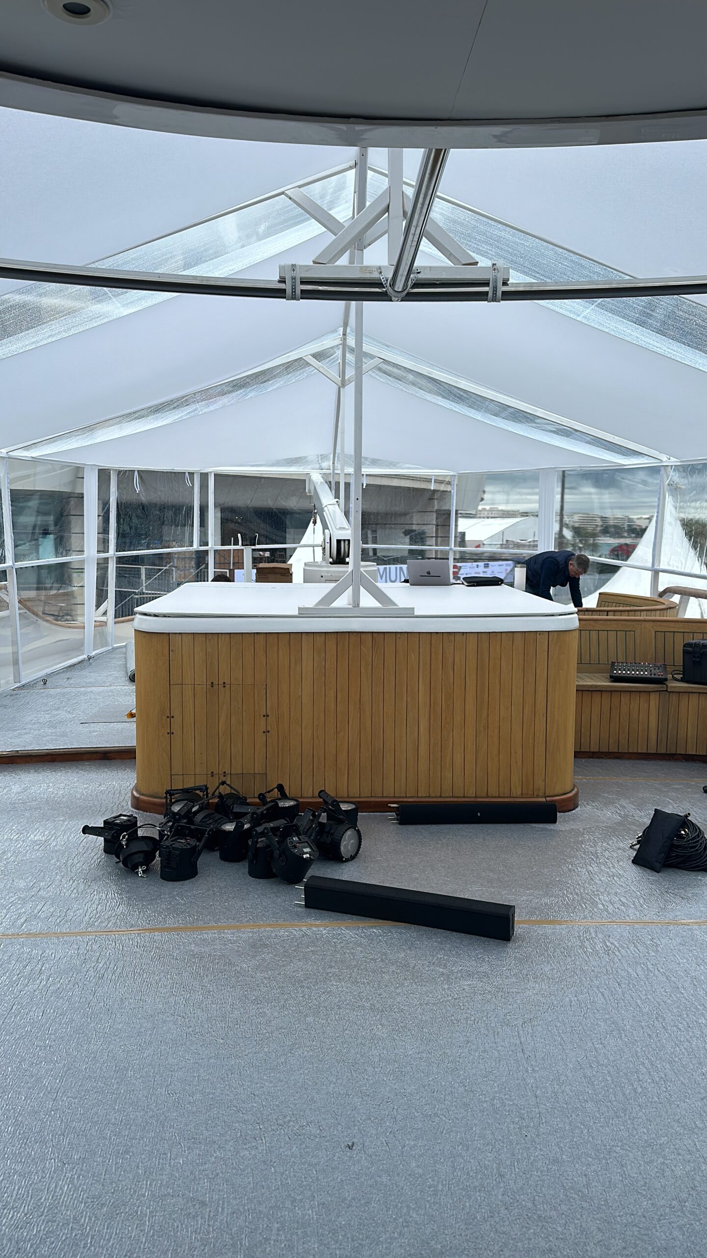 Tarif location yacht Cannes congrès — yacht corporate amarré près du Palais des Festivals pendant un salon professionnel