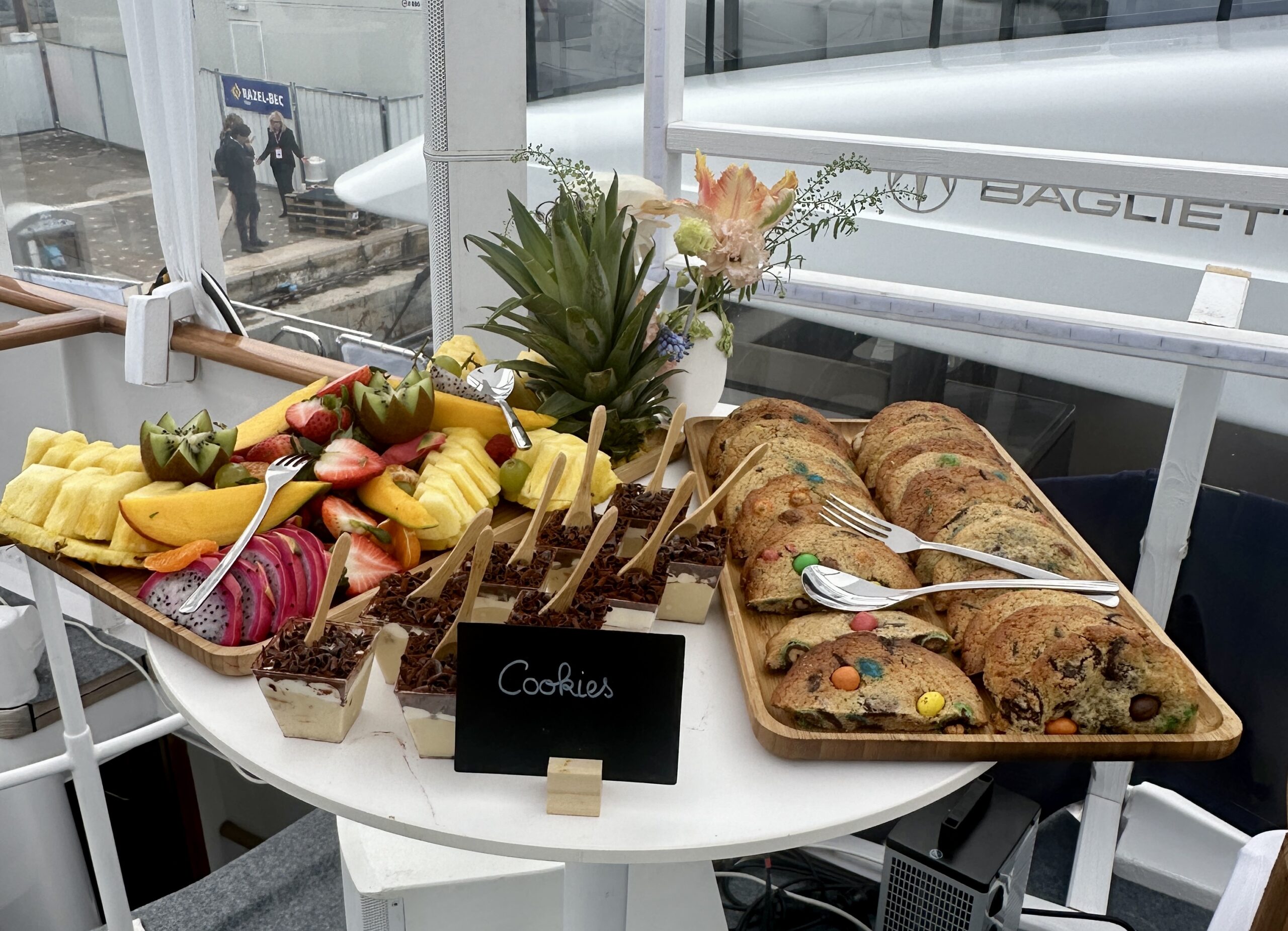 Prix location yacht Cannes congrès — vue d'ensemble d'un yacht corporate à Cannes utilisé pour la réception d'invités professionnels pendant un congrès au Palais des Festivals en 2027