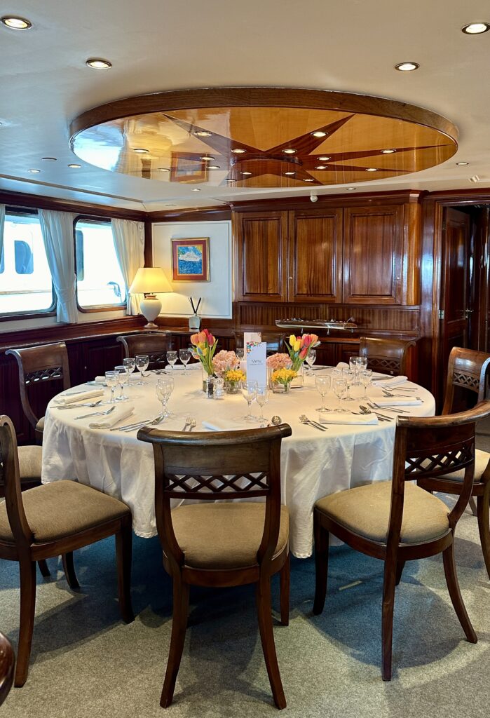 Yacht au mouillage à Cannes : dîner privé de dix couverts dans le salon d’un yacht