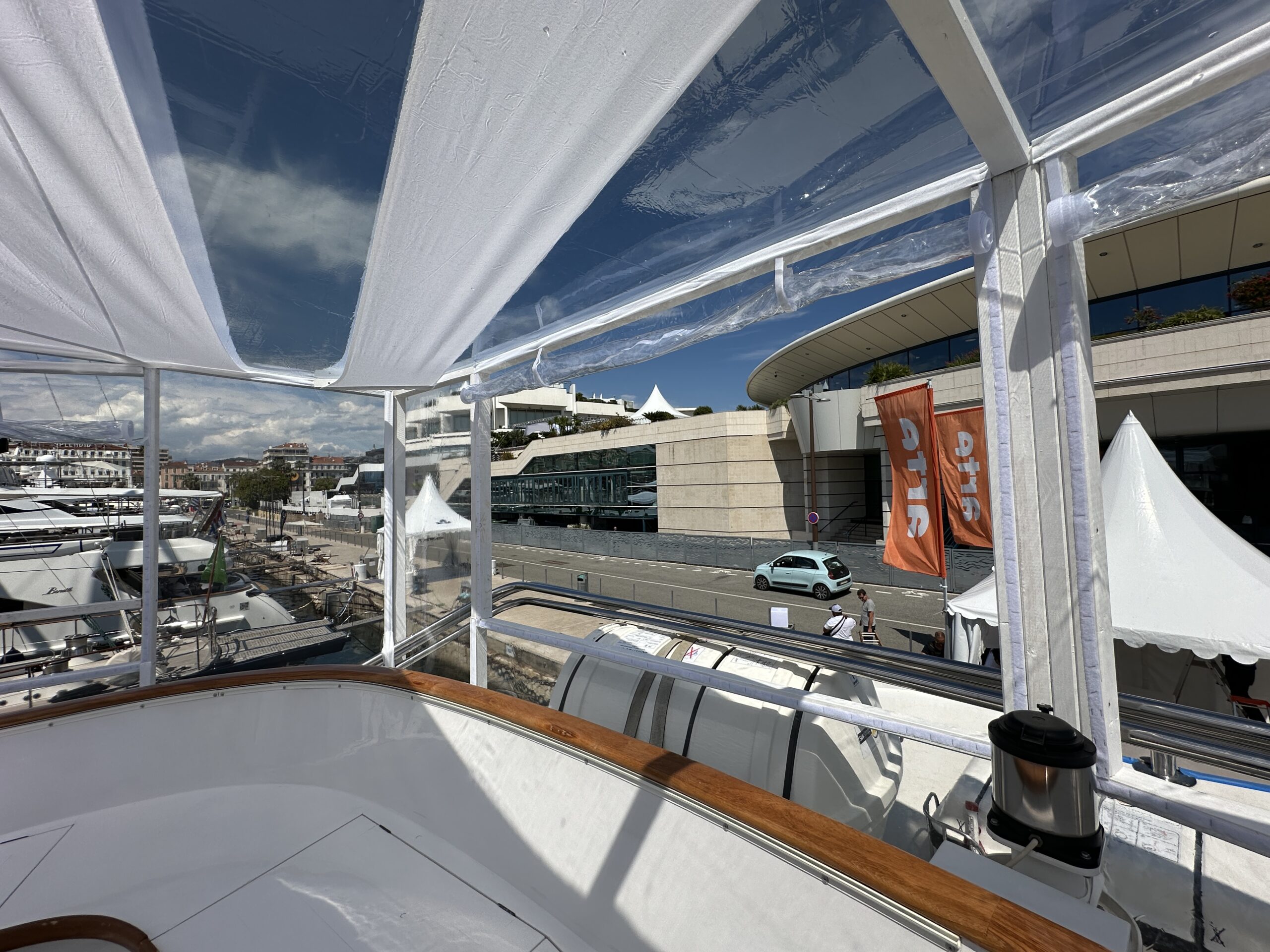 Aménagement yacht corporate sous couverture cristal avec vue sur le port et le Palais des Festivals pendant un congrès cannois