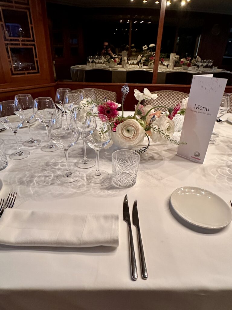 Table dressée pour un dîner d’entreprise à bord d’un yacht au mouillage à Cannes
