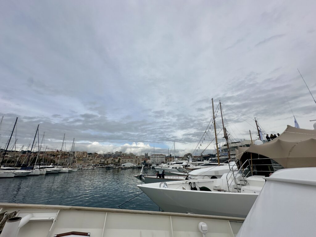 Yacht au mouillage à Cannes : vue sur le port et la baie depuis le pont d’un yacht