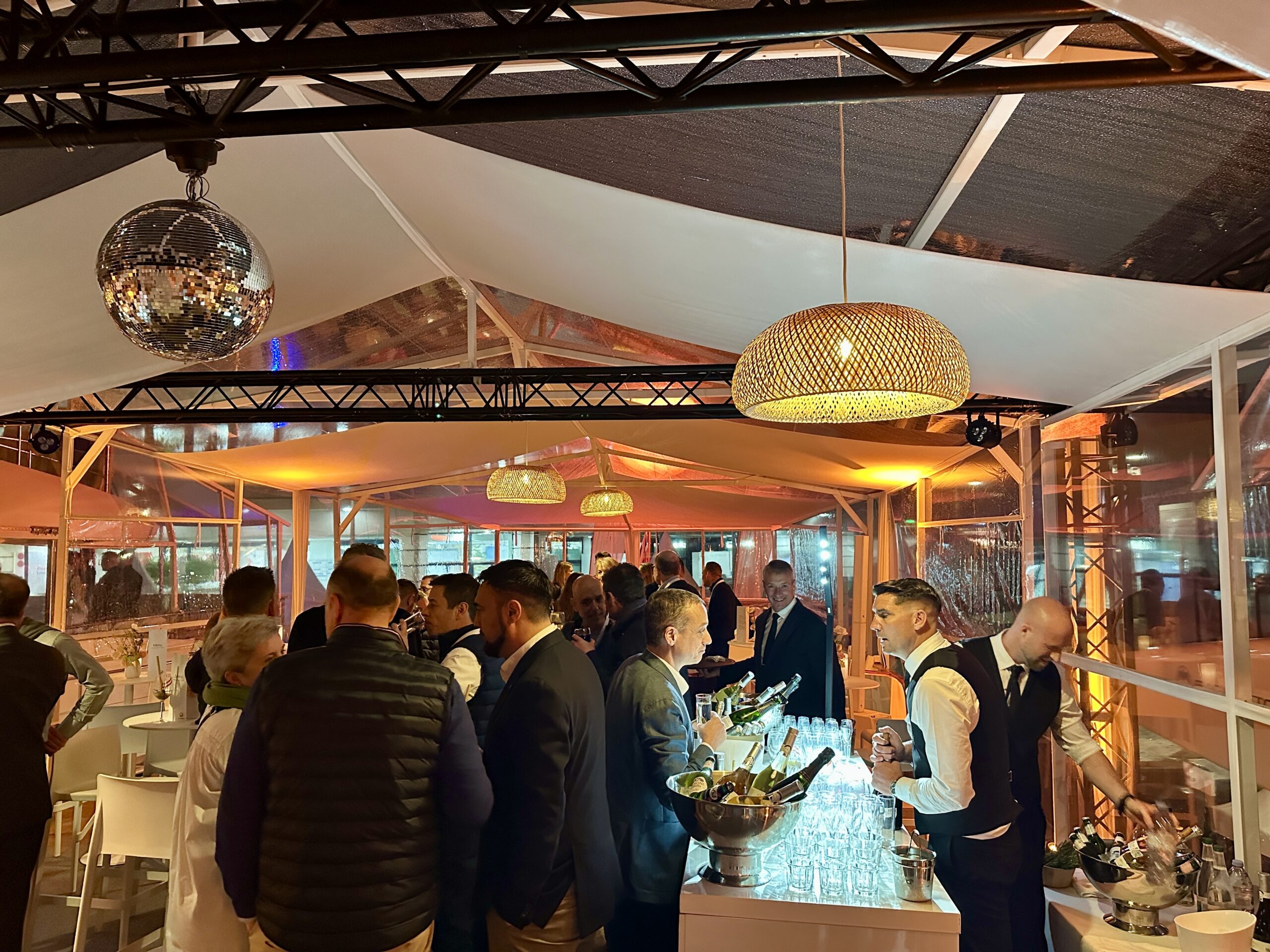 Hospitality B2B à bord d’un yacht pendant un congrès à Cannes