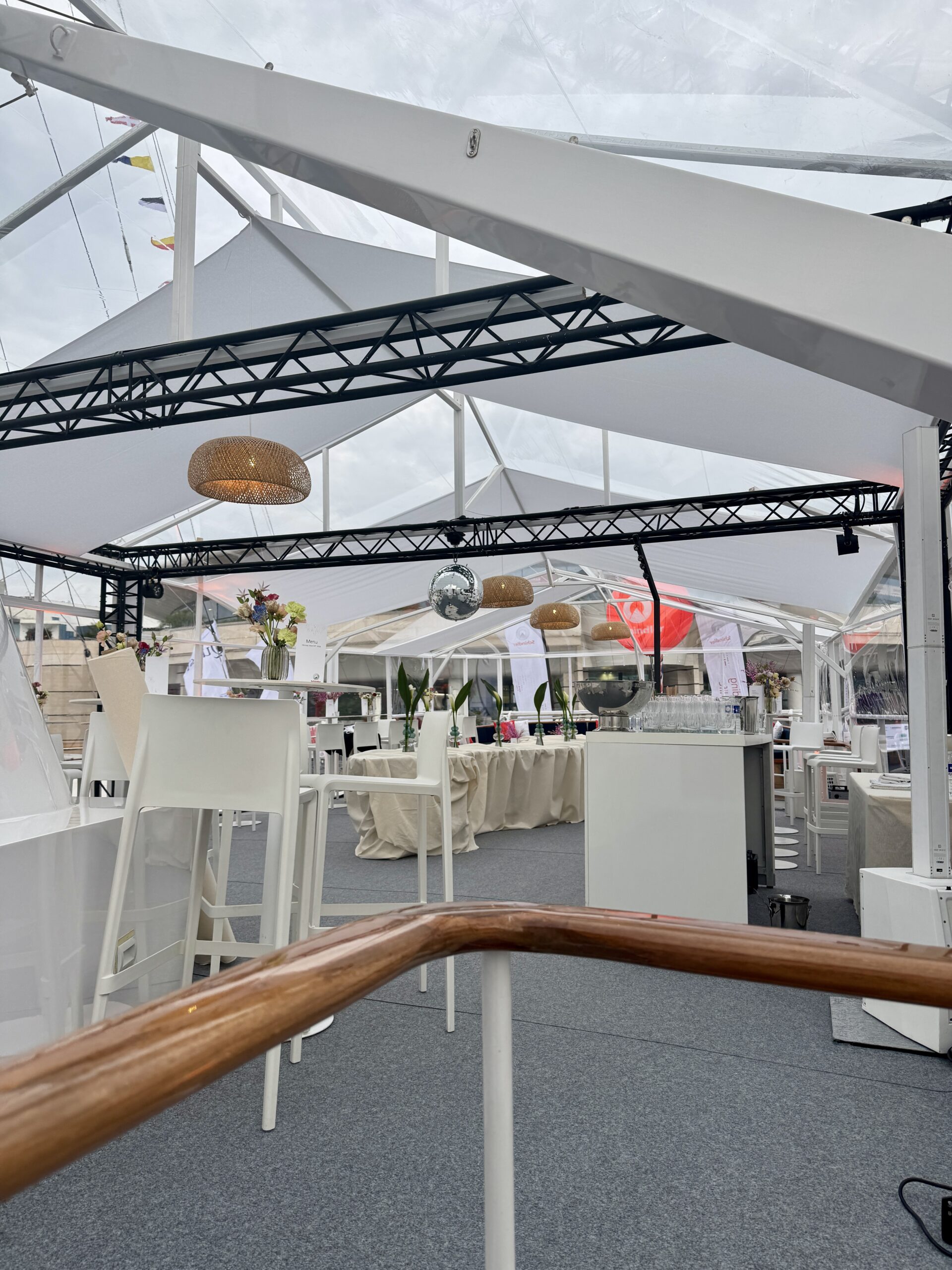 Yacht événementiel Cannes amarré au port du Palais des Festivals pour une réception professionnelle